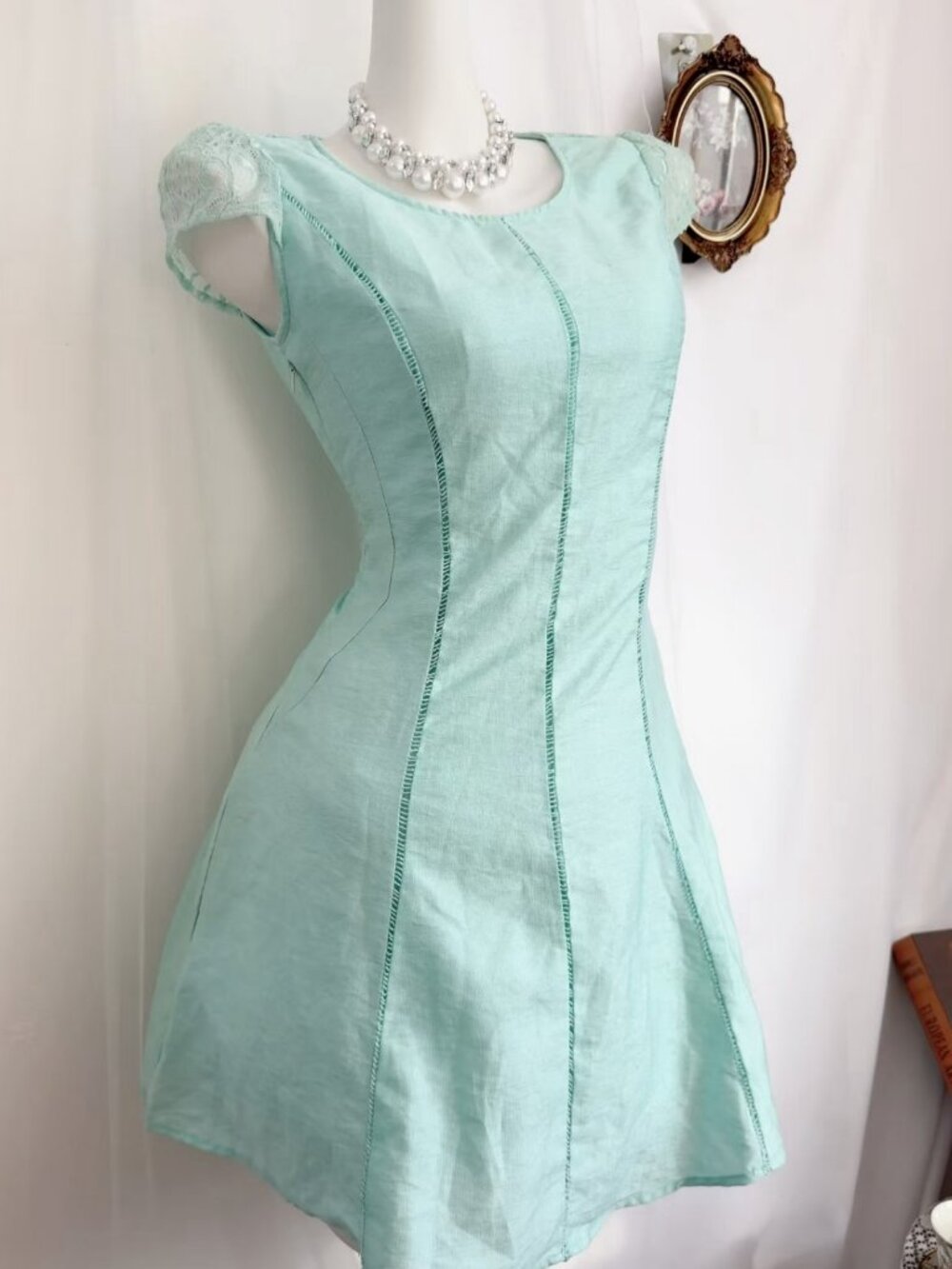 Vintage‑style mint green mini dress. - Picture 3 of 4